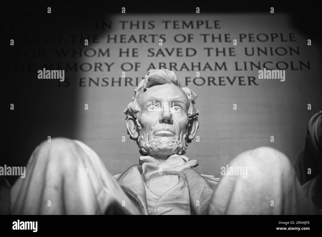 Statue d'Abraham Lincoln, Lincoln Memorial, Washington DC — Photo noir et blanc | Statue d'Abraham Lincoln par Daniel Chester French, Lincoln Memorial, Washington, D.C. Photographie noir et blanc montrant une vue rapprochée de la statue sous un éclairage plafond, avec l'inscription sur le mur à l'arrière. Banque D'Images