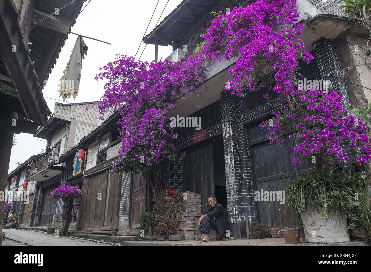 (150522) -- CHONGQING, le 22 mai 2015 -- les habitants se reposent dans une ruelle de la ville antique de Songji, au sud-ouest de la Chine, Chongqing, le 22 mai 2015. La ville, située le long du fleuve Yangtze, était un endroit animé dans les dynasties Ming (1368-1644) et Qing (1636-1912) en raison des quais ici. Comme le chemin de fer et le transport routier se sont développés dans les temps modernes, la ville est tombée en déclin, mais les vieux bâtiments subsistent encore.) (mt) CHINA-CHONGQING-SONGJI-ANCIENT TOWN (CN) ChenxCheng PUBLICATIONxNOTxINxCHN 150522 Chongqing mai 22 2015 les habitants se reposent sur Alley dans la ville antique de Songji Sud-Ouest de la Chine S Chongqing mai 22 201 Banque D'Images