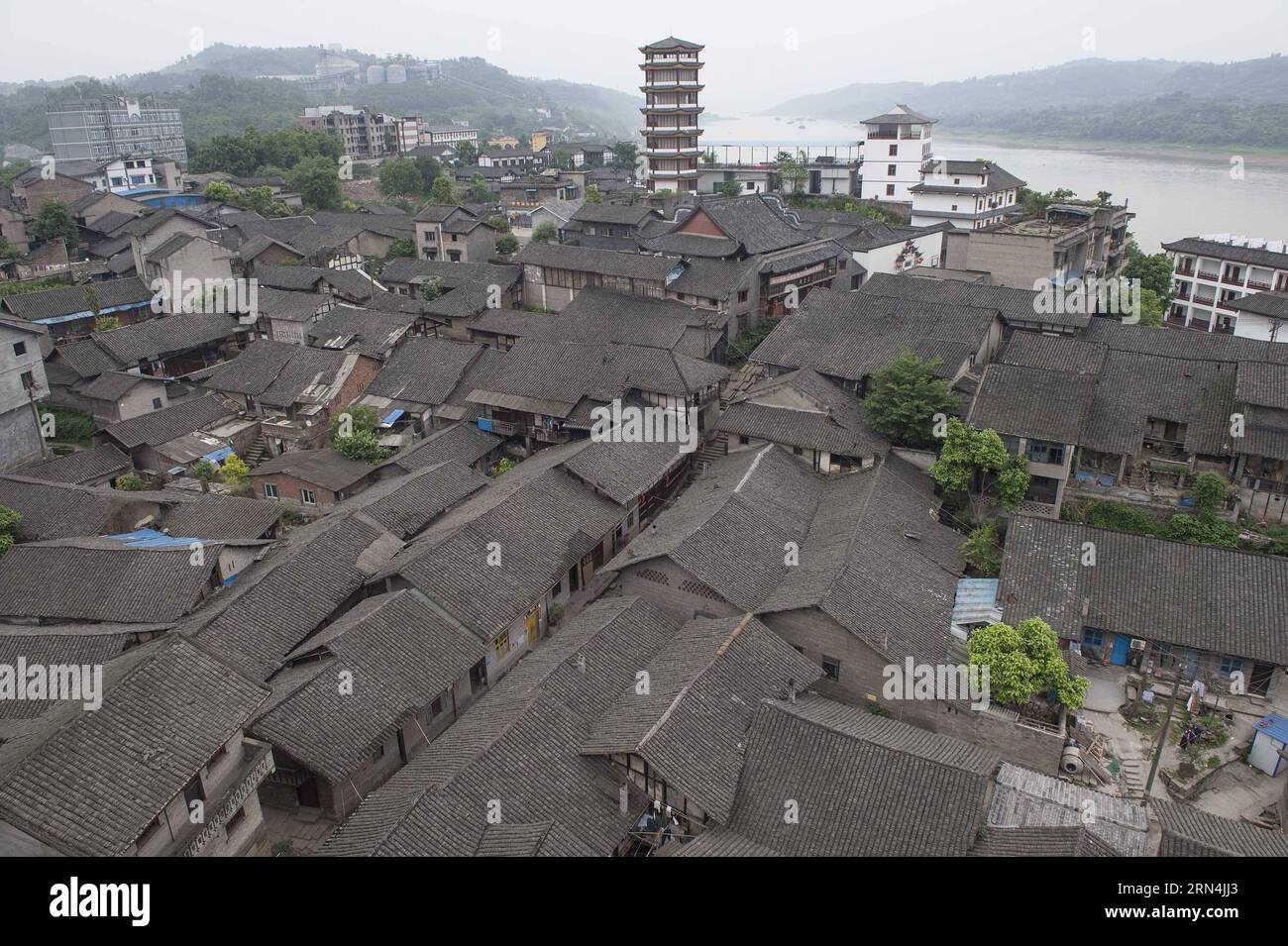 (150522) -- CHONGQING, 22 mai 2015 -- une photo prise le 22 mai 2015 montre des bâtiments de la ville antique de Songji, au sud-ouest de la Chine, à Chongqing. La ville, située le long du fleuve Yangtze, était un endroit animé dans les dynasties Ming (1368-1644) et Qing (1636-1912) en raison des quais ici. Comme le chemin de fer et le transport routier se sont développés dans les temps modernes, la ville est tombée en déclin, mais les vieux bâtiments subsistent encore.) (mt) CHINE-CHONGQING-SONGJI-VILLE ANTIQUE (CN) ChenxCheng PUBLICATIONxNOTxINxCHN 150522 Chongqing Mai 22 2015 photo prise LE 22 2015 mai montre des bâtiments dans la ville antique de Songji Sud-Ouest Chi Banque D'Images