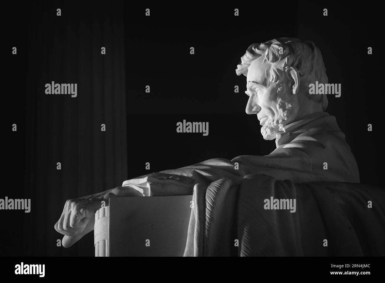Statue d'Abraham Lincoln, Lincoln Memorial, Washington DC — Photo noir et blanc | Statue d'Abraham Lincoln, Lincoln Memorial, Washington, D.C. Photographie noir et blanc montrant un gros plan, vue de côté de la statue, illuminée avec un fort contraste sur un fond sombre. Banque D'Images