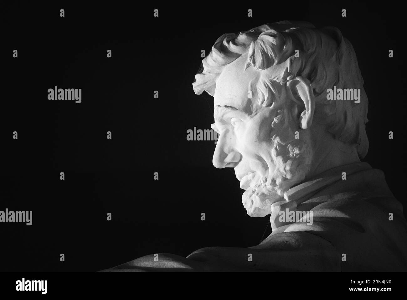 Statue d'Abraham Lincoln, Lincoln Memorial, Washington DC — Photo noir et blanc | Statue d'Abraham Lincoln, Lincoln Memorial, Washington, D.C., illuminée sur un fond sombre. Photographie noir et blanc montrant un gros plan, vue de profil de la statue. Banque D'Images