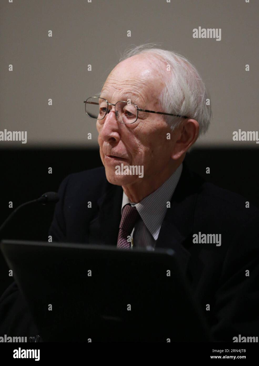 (150522) -- FRANCFORT, le 22 mai 2015 -- Fumihiko Maki, architecte japonais et lauréat du prix Pritzker, prend la parole au Musée allemand d'architecture à Francfort, en Allemagne, le 22 mai 2015. Dans sa conférence, Maki a présenté les derniers projets de son cabinet. Le portefeuille de bureaux comprend des projets mondialement respectés comme le Musée Aga Khan (Ontario, Canada) et le 4 World Trade Center (New York, États-Unis). ALLEMAGNE-FRANCFORT-ARCHITECT-FUMIHIKO MAKI LuoxHuanhuan PUBLICATIONxNOTxINxCHN Banque D'Images