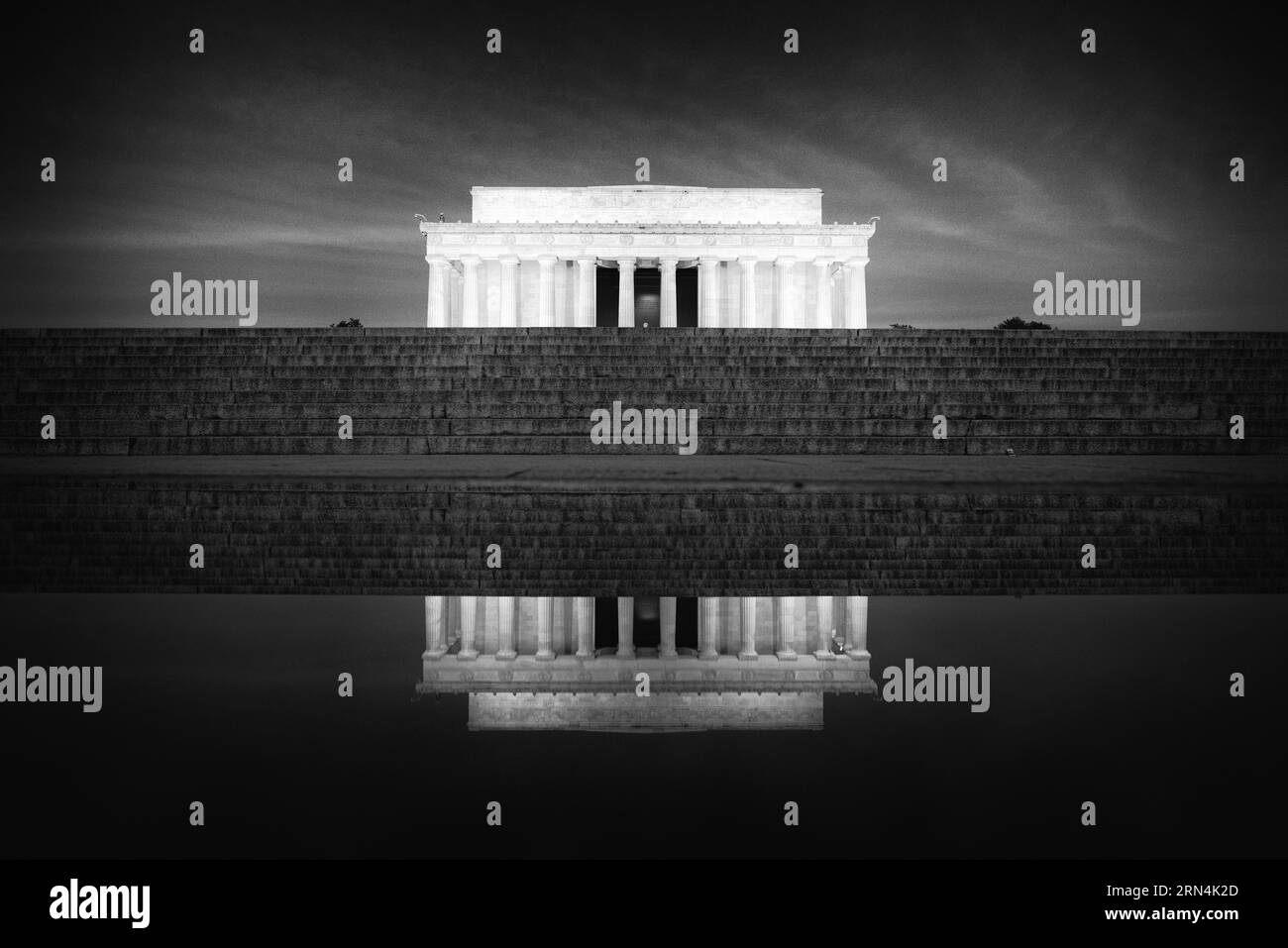 Réflexion au Lincoln Memorial, Washington DC — Photo noir et blanc | Lincoln Memorial la nuit, Washington, D.C. Photographie noir et blanc montrant le monument et sa réflexion dans le bassin réfléchissant. Banque D'Images