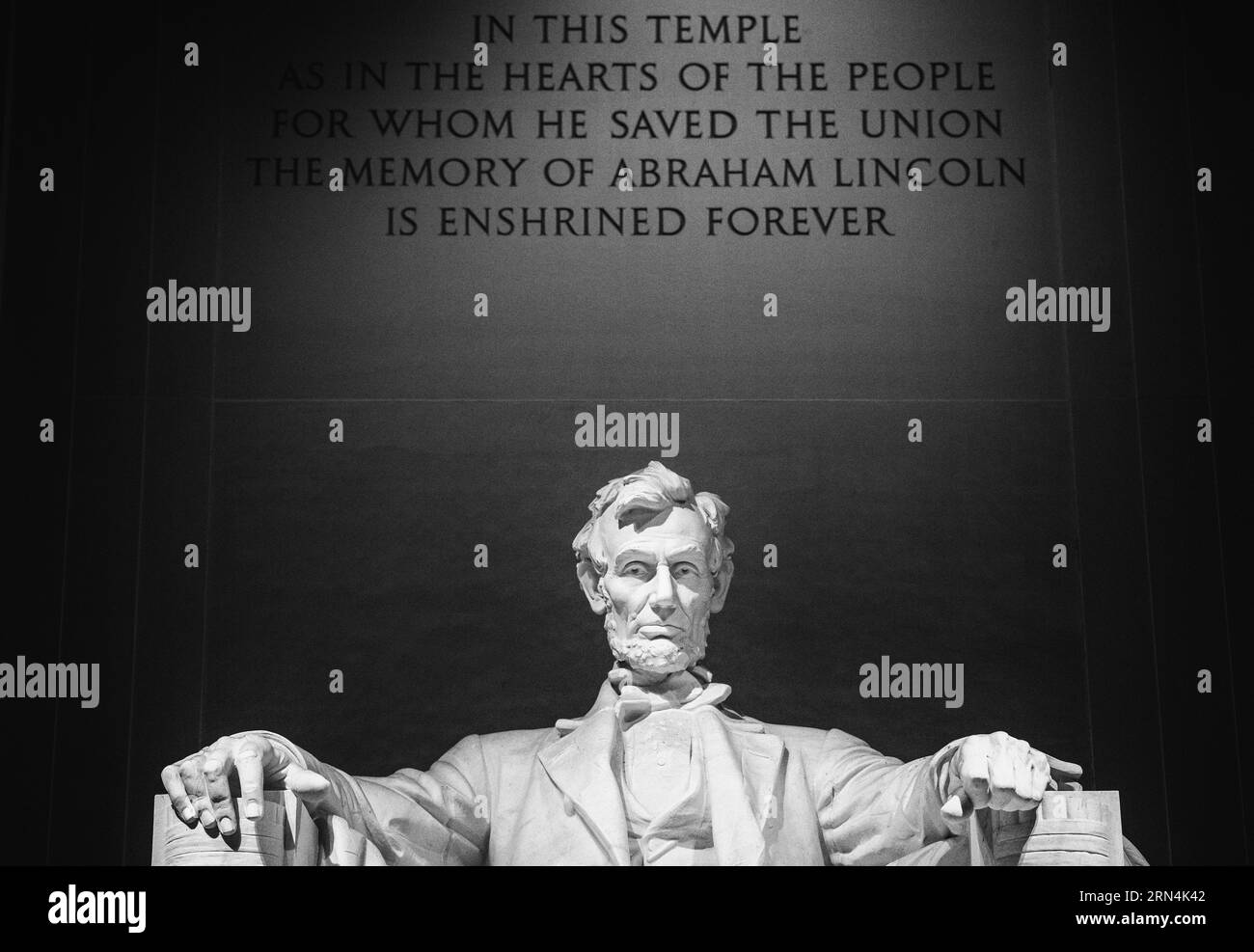 Statue d'Abraham Lincoln, Lincoln Memorial, Washington DC — Photo noir et blanc | Statue d'Abraham Lincoln, Lincoln Memorial, Washington, D.C. Photographie noir et blanc montrant une vue rapprochée de la statue assise avec l'inscription au-dessus. Banque D'Images