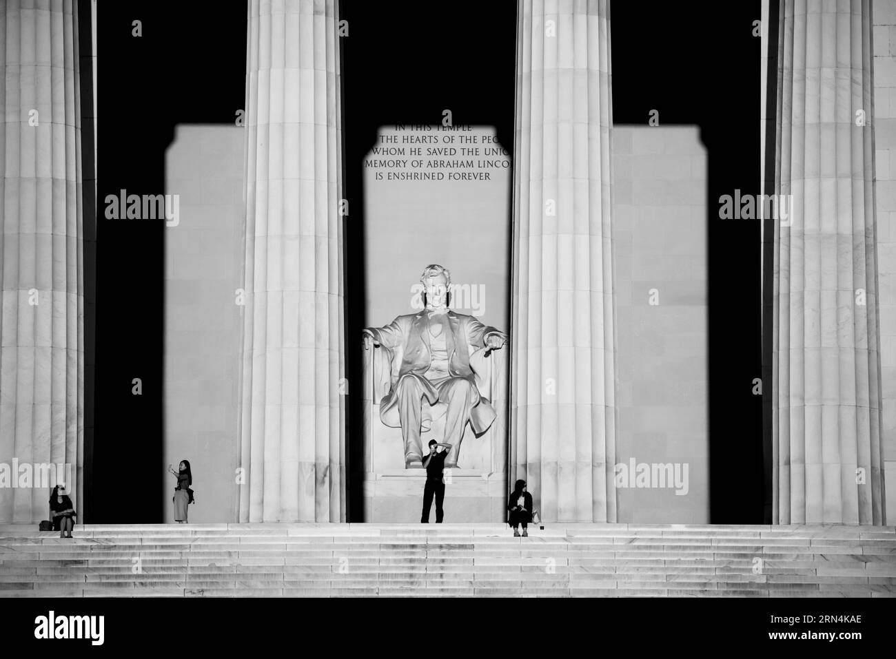 WASHINGTON DC, Etats-Unis - une lumière dorée instants après le lever du soleil baigne la statue d'Abraham Lincoln dans le Lincoln Memorial à Washington DC. Cet événement n'arrive qu'à certaines périodes de l'année avec un lever du soleil, quand le soleil se lève à l'est directement pour l'équinoxe. Banque D'Images