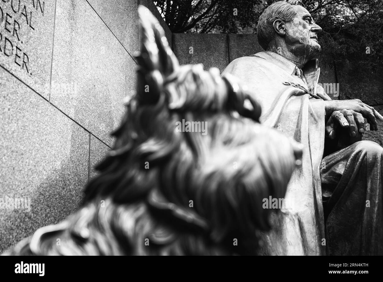 Statue commémorative FDR, Washington DC — Photo noir et blanc | Statue commémorative FDR, Washington, D.C. Photographie noir et blanc de la statue avec son Scottish Terrier, Fala, au premier plan. Banque D'Images