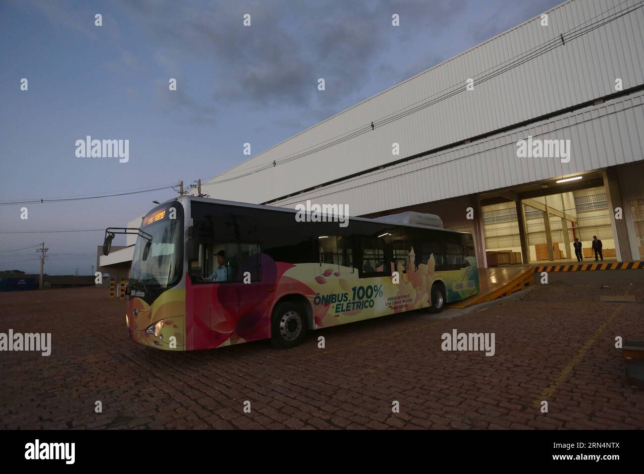 CAMPINAS, 22 mai 2015 -- une image prise le 22 mai 2015 montre un bus électrique dans le bâtiment qui abritera une usine de la société de véhicules électriques BYD de Chine, dans la ville de Campinas, état de Sao Paulo, Brésil. BYD, un producteur chinois de véhicules électriques et de panneaux solaires, contribuera aux Jeux Olympiques verts de Rio de Janeiro l’année prochaine. Le Brésil possède le deuxième plus grand marché de bus au monde. Et nous croyons au potentiel du Brésil pour consolider sa position comme l'un des plus grands marchés de l'énergie propre, a déclaré Adalberto Maluf, directeur du marketing et des affaires gouvernementales pour BYD au Brésil. La commande com Banque D'Images