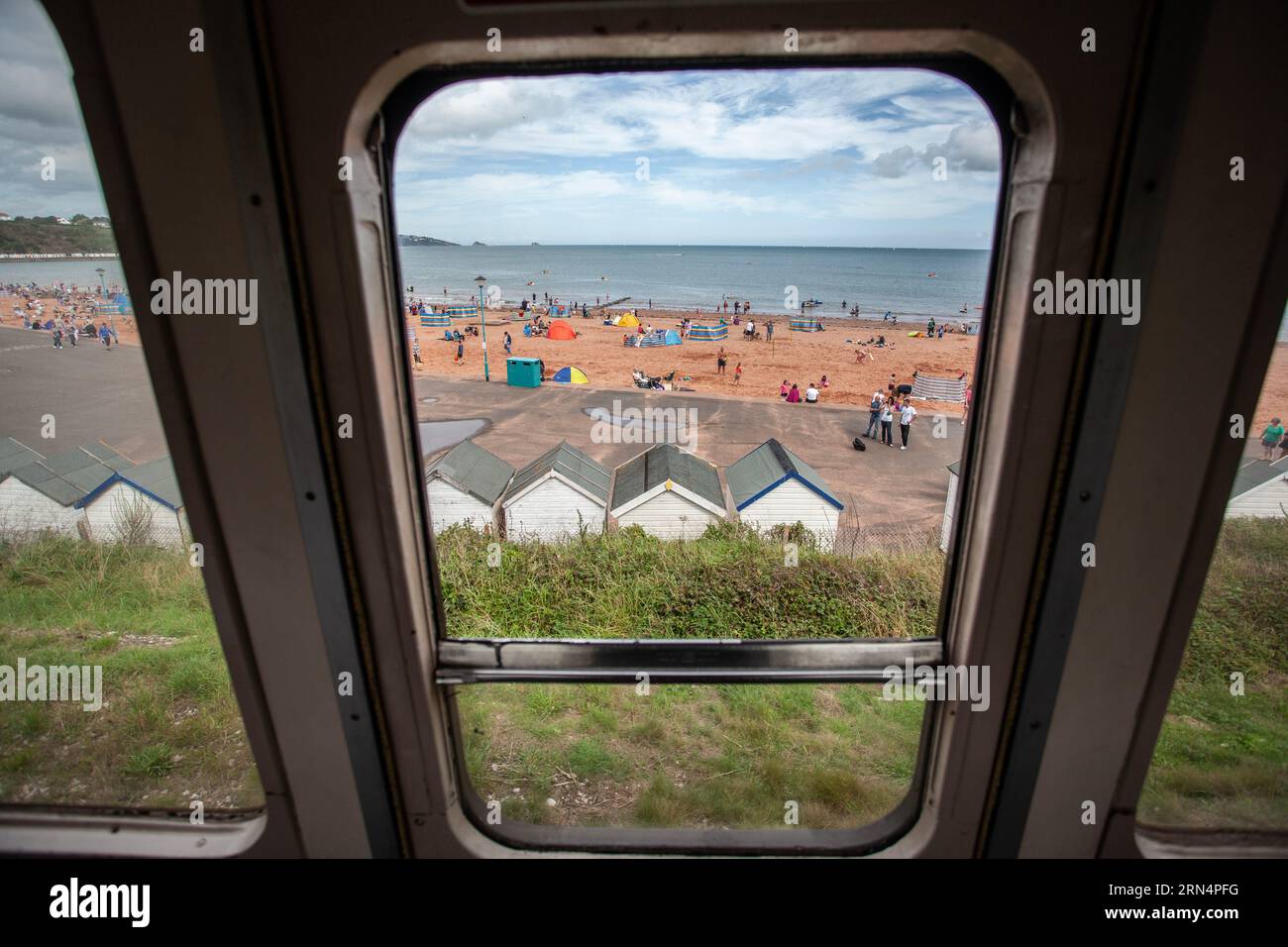 Vue depuis une fenêtre de wagon sur la ligne de chemin de fer à vapeur Kingswear à Paignton, Dorset, Angleterre, Royaume-Uni Banque D'Images