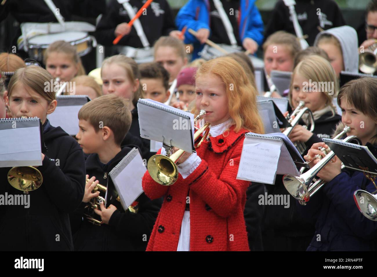 (150527) -- BERGEN, le 27 mai 2015 -- Un groupe d'enfants se produit à la cérémonie d'ouverture du 63e Festival international de Bergen à Bergen, Norvège, le 27 mai 2015. Le 63e Festival International de Bergen a débuté mercredi et durera jusqu’au 10 juin. Des artistes du monde entier participeront à 150 spectacles pendant le festival. ) (Zhf) NORWAY-BERGEN-INTERNATIONAL FESTIVAL LiangxYouchang PUBLICATIONxNOTxINxCHN 150527 Bergen 27 2015 Mai une égalité d'enfants se produit À la cérémonie d'ouverture du 63e Festival International de Bergen à Bergen Norvège LE 27 2015 mai, LE 63e Festival International de Bergen Banque D'Images