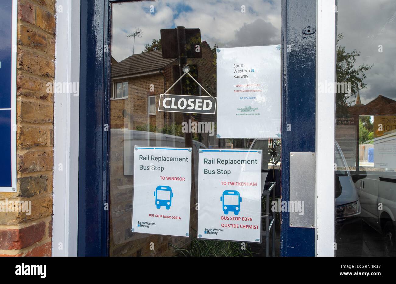 Datchet, Berkshire, Royaume-Uni. 30 août 2023. Un avis de service de remplacement de bus à la billetterie de la gare ferroviaire de Datchtet. La gare de Datchet dans le Berkshire et le passage à niveau adjacent sont actuellement fermés en raison de travaux d'ingénierie planifiés par Network Rail. Network Rail installe une « signalisation plus fiable ». Par conséquent, il n'y a pas de trains circulant entre Windsor et Eton Riverside et Twickenham. Un service de remplacement d'autobus est actuellement en place. Crédit : Maureen McLean/Alamy Live News Banque D'Images
