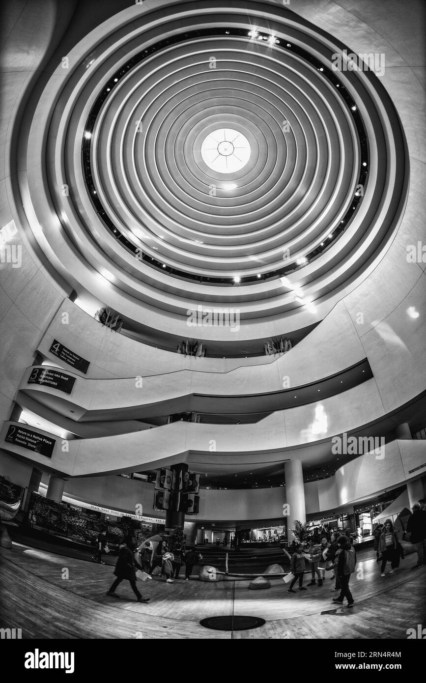 Atrium, National Museum of the American Indian, Washington, D.C. photographie en noir et blanc montrant l'intérieur à plusieurs niveaux avec un design circulaire et une lucarne, vue depuis un grand angle. Banque D'Images