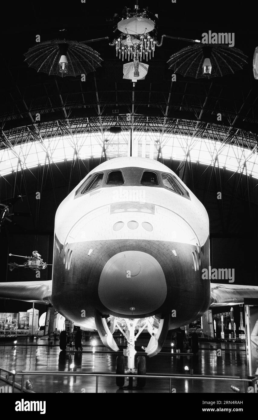 Navette spatiale Enterprise au Smithsonian Air and Space Museum, Chantilly. Photographie en noir et blanc montrant une vue à angle bas de l'engin spatial avec un satellite visible au-dessus. Banque D'Images