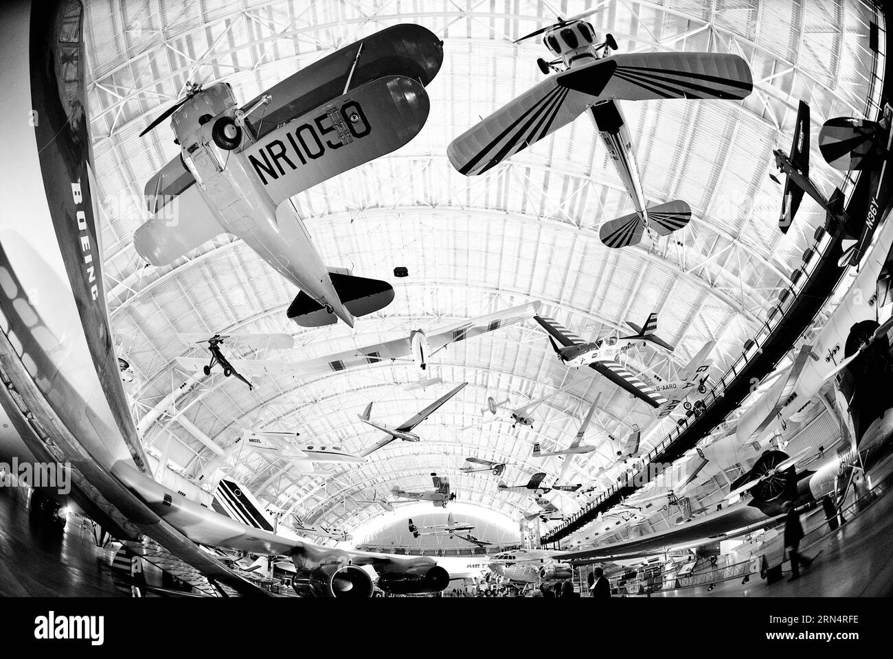 Exposition d'avions, musée de l'air et de l'espace Smithsonian, comté de Fairfax. Photographie en noir et blanc montrant une vue grand angle de nombreux avions suspendus au plafond du vaste hangar. Banque D'Images