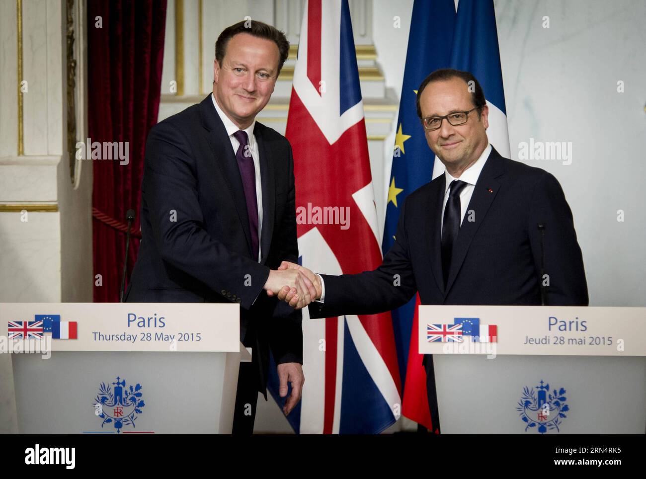 (150528) -- PARIS, le 28 mai 2015 -- le président français François Hollande (R) et le Premier ministre britannique David Cameron assistent à une conférence de presse à Paris, France, le 28 mai 2015. Le président français François Hollande a reçu jeudi le Premier ministre britannique David Cameron qui a entamé une tournée européenne pour renforcer le soutien aux réformes de l'UE avant le référendum d'adhésion à l'UE d'ici fin 2017. FRANCE-PARIS-UK-MEETING-eu REFORMS ChenxXiaowei PUBLICATIONxNOTxINxCHN 150528 Paris Mai 28 2015 le président français François Hollande et le Premier ministre britannique David Cameron assistent à une conférence de presse à pari Banque D'Images