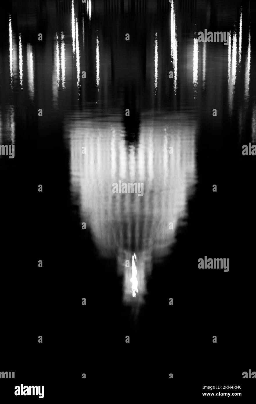 US Capitol Building Dome Reflection, Capitol Hill, Washington, DC. Photographie en noir et blanc montrant une vue abstraite et inversée du dôme dans l'eau ondulante. Banque D'Images