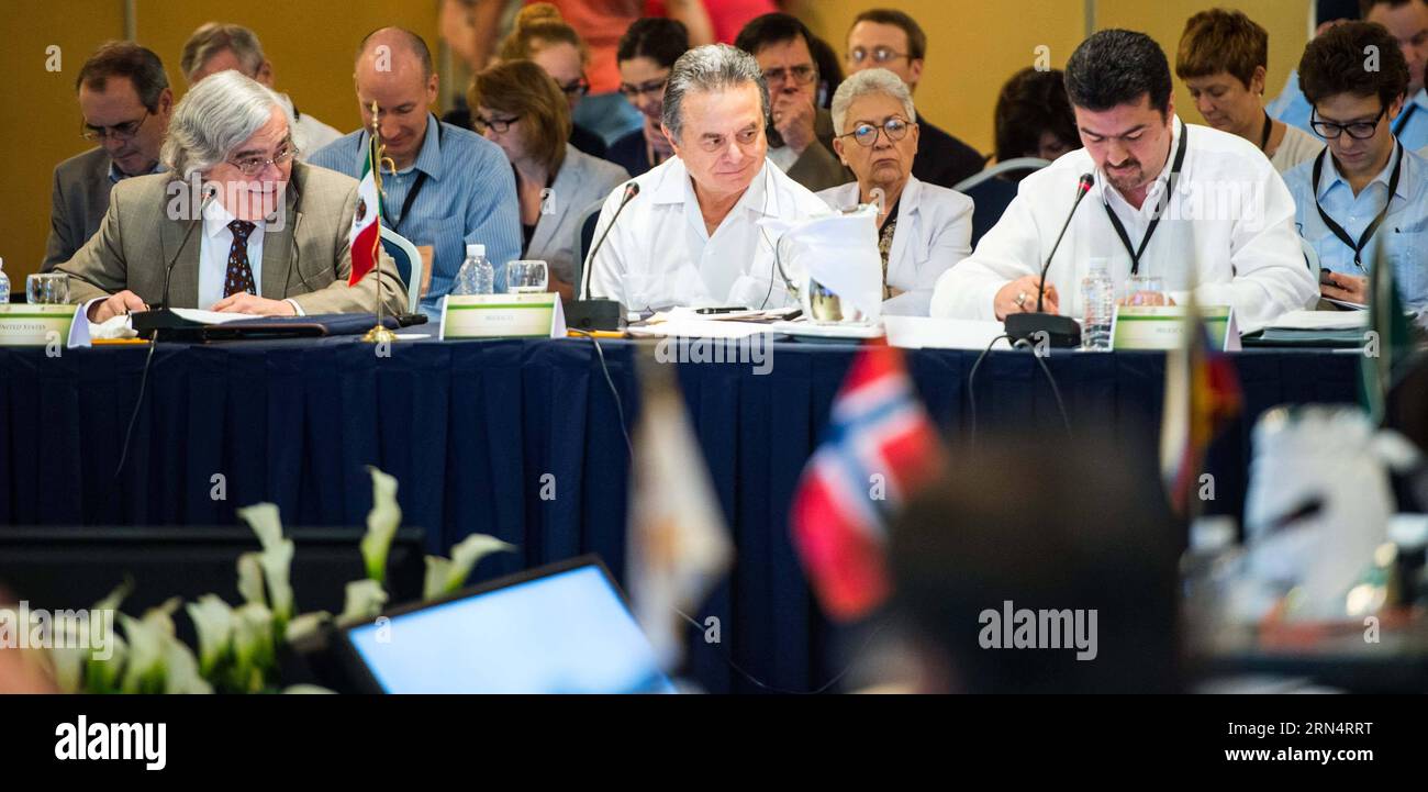 (150529) -- YUCATAN, 28 mai 2015 -- Ernest Moniz (à gauche), secrétaire américain à l énergie, Joaquin Coldwell (à droite), et Ibrahim Baylan, ministre suédois de l énergie, assistent à la dernière réunion de la sixième réunion ministérielle sur l énergie propre à Merida, Yucatan, dans l est du Mexique, le 28 mai 2015. MEXICO-YUCATAN-CLEAN ENERGY-MEETING ArturoxValencia PUBLICATIONxNOTxINxCHN 150529 Yucatan Mai 28 2015 le Secrétaire à l'Energie de l'Université Ernest Moniz le Secrétaire à l'Energie du Mexique Joaquin Coldwell C et les Ministres suédois de l'Energie Ibrahim Baylan assistent à la réunion Load Day de la sixième Ministre de l'Energie propre me Banque D'Images