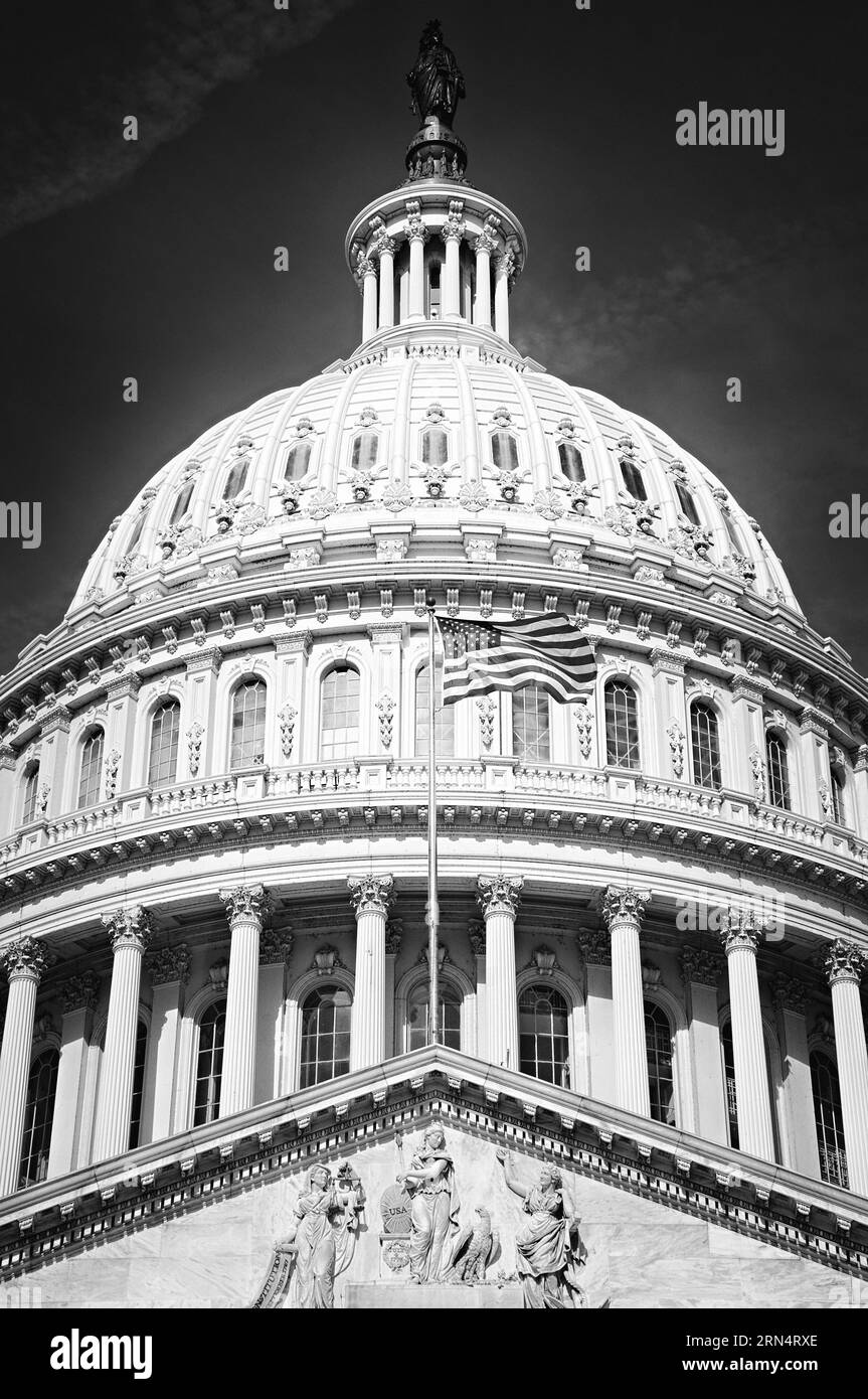 WASHINGTON, DC - le dôme distinctif du bâtiment du Capitole des États-Unis se trouve sur Capitol Hill, près du centre-ville de Washington DC, à l'extrémité est du centre commercial national. C'est le siège du Congrès des États-Unis. La Chambre des représentants occupe une aile, tandis que le Sénat occupe l'autre. Banque D'Images