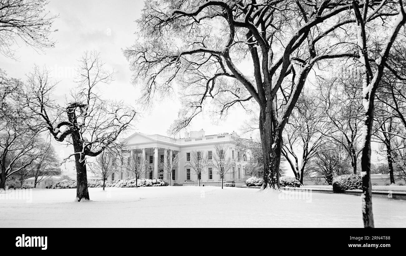 WASHINGTON DC, USA - La Maison Blanche à Washington D.C. après une récente d'importantes chutes de neige qui ont recouvert les motifs et les arbres. Banque D'Images