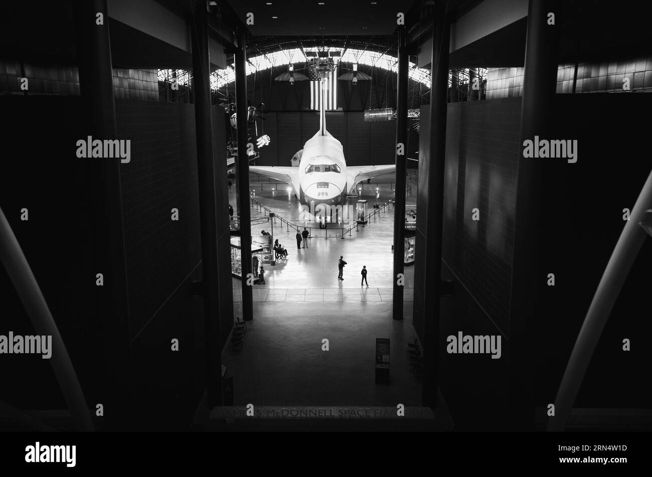Navette spatiale Enterprise au centre Udvar-Hazy, Chantilly. La photographie en noir et blanc montre la navette vue d'une perspective élevée, encadrée par des colonnes architecturales. Banque D'Images