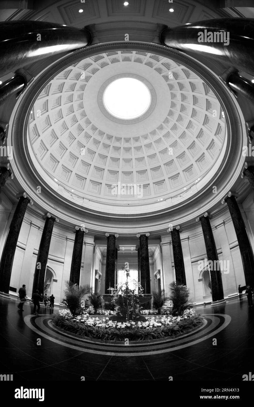 Intérieur de la rotonde, Washington, D.C. photographie en noir et blanc montrant le plafond en forme de dôme, les colonnes et une fontaine centrale depuis une perspective basse et grand angle. Banque D'Images