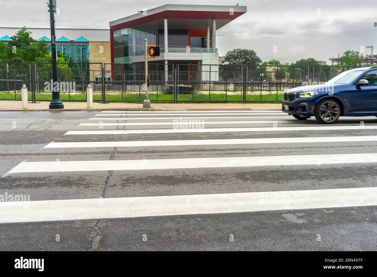 San Antonio, Texas, États-Unis – 9 mai 2023 : une voiture à grande vitesse entre dans un passage piéton zèbre dans une rue de la ville de San Antonio, Texas. Banque D'Images