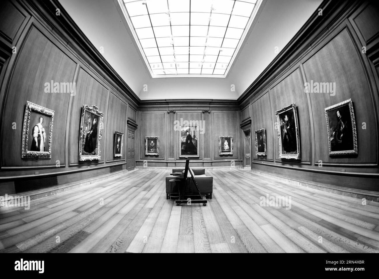 Peintures dans une galerie, Washington, DC photographie en noir et blanc montre une pièce avec des murs lambrissés de bois montrant des portraits encadrés, vus avec un objectif fisheye. Banque D'Images