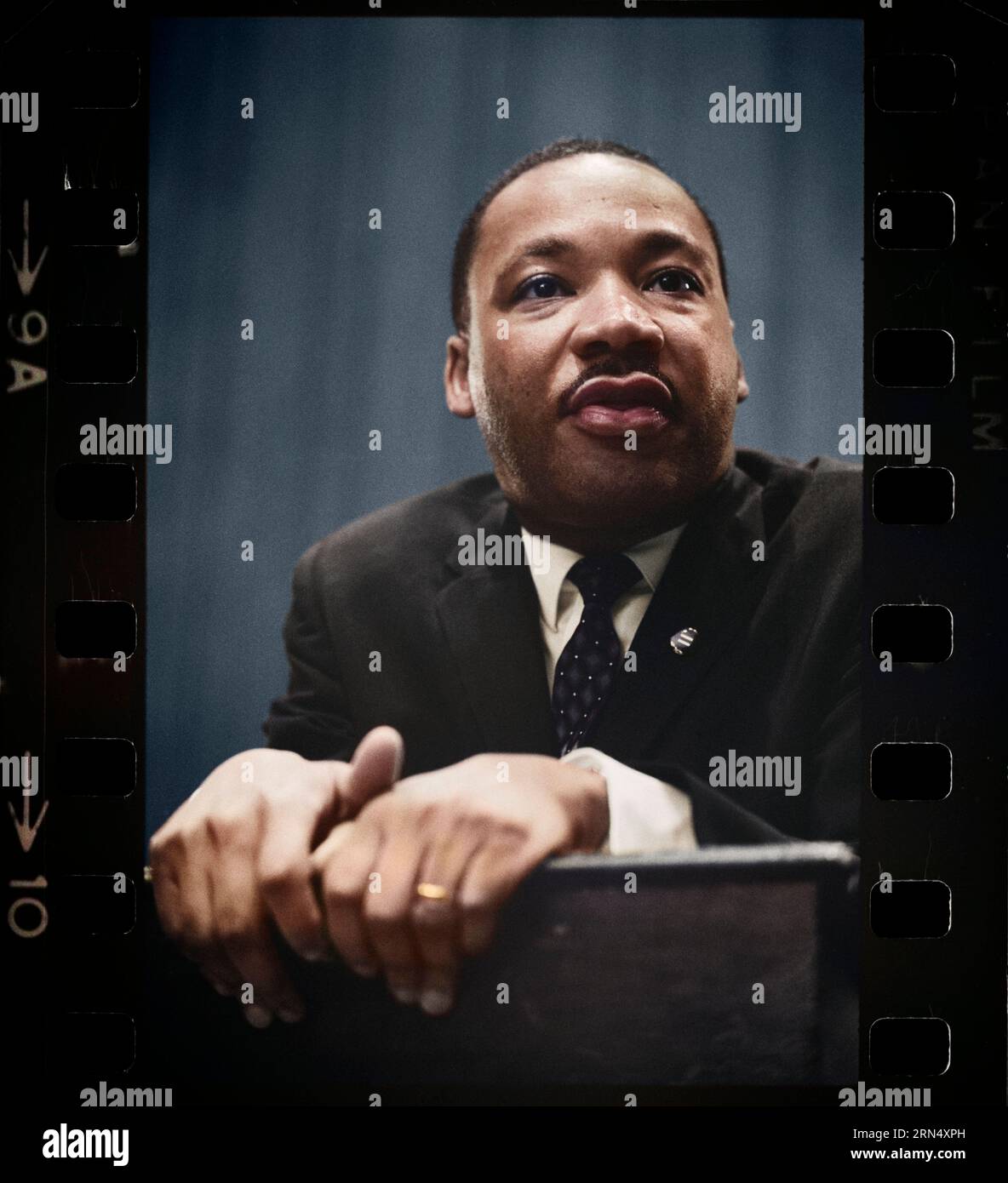 Martin Luther King press conference 1964 Mar. 26. Photograph shows head-and-shoulders portrait of King leaning on a lectern. Banque D'Images