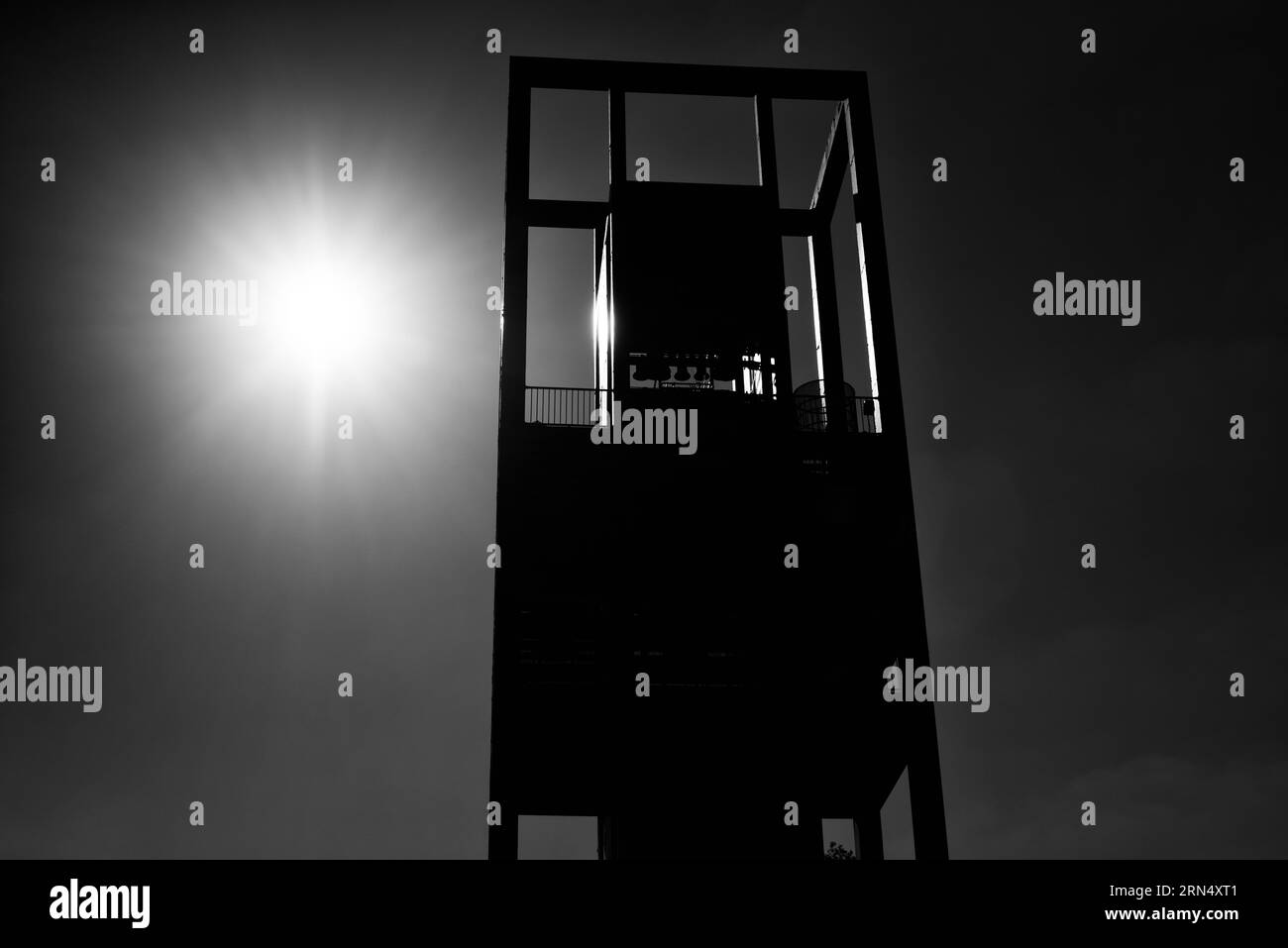 Pays-Bas Carillon, Arlington. Photographie en noir et blanc montrant la tour silhouette face à un soleil éclatant. Banque D'Images