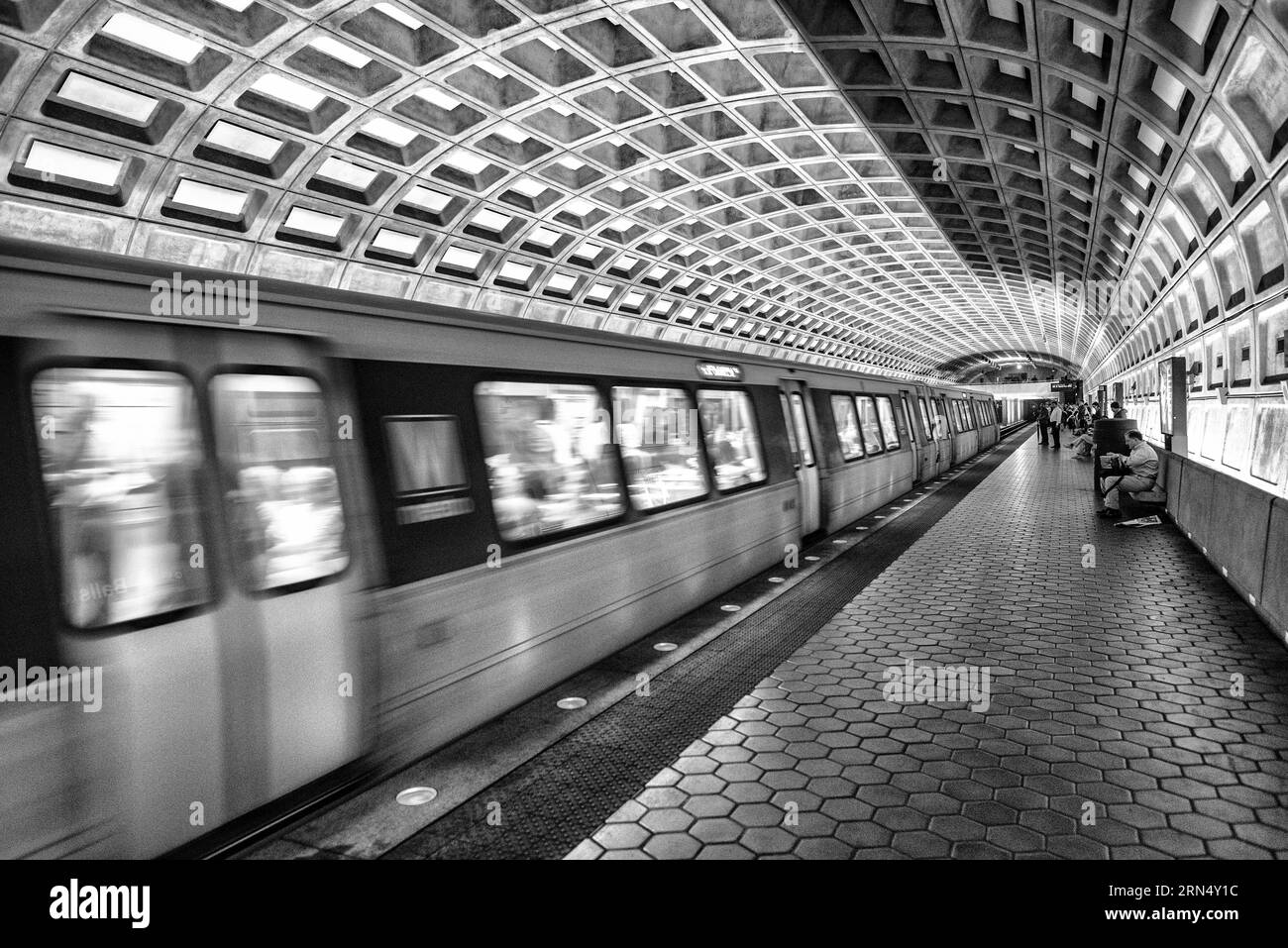 Métro et plafond voûté, station de métro Ballston, Arlington. Photographie en noir et blanc montrant un train entrant dans la gare, avec un focus sur le plafond en béton à caissons. Banque D'Images