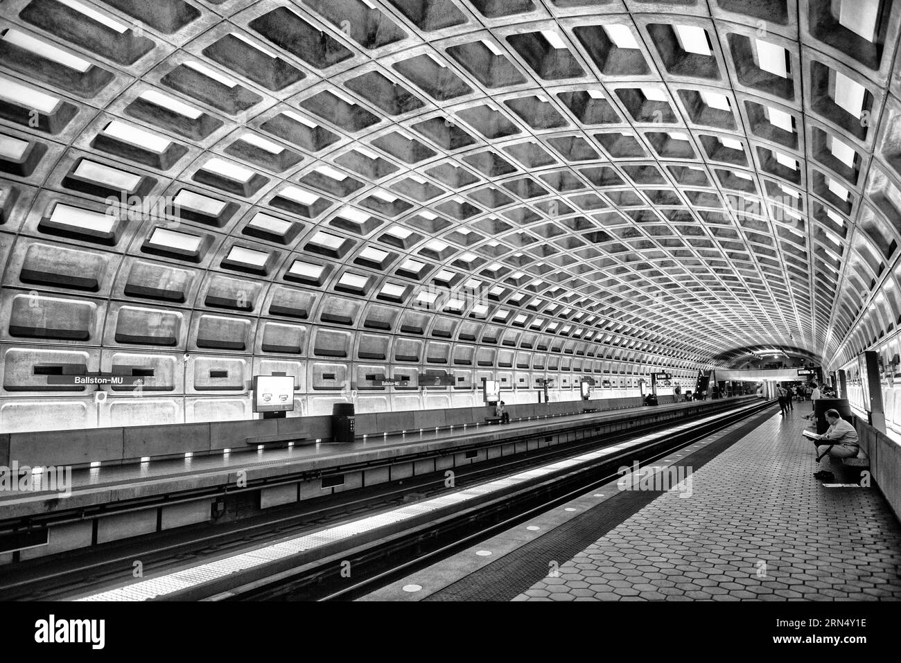 L'une des stations du dôme distinctif Washington Metropolitan Area Transit Authority métro de la région de Washington DC. Cette station est à Ballston, Arlington, quelques arrêts hors du centre-ville de Washington DC. Banque D'Images