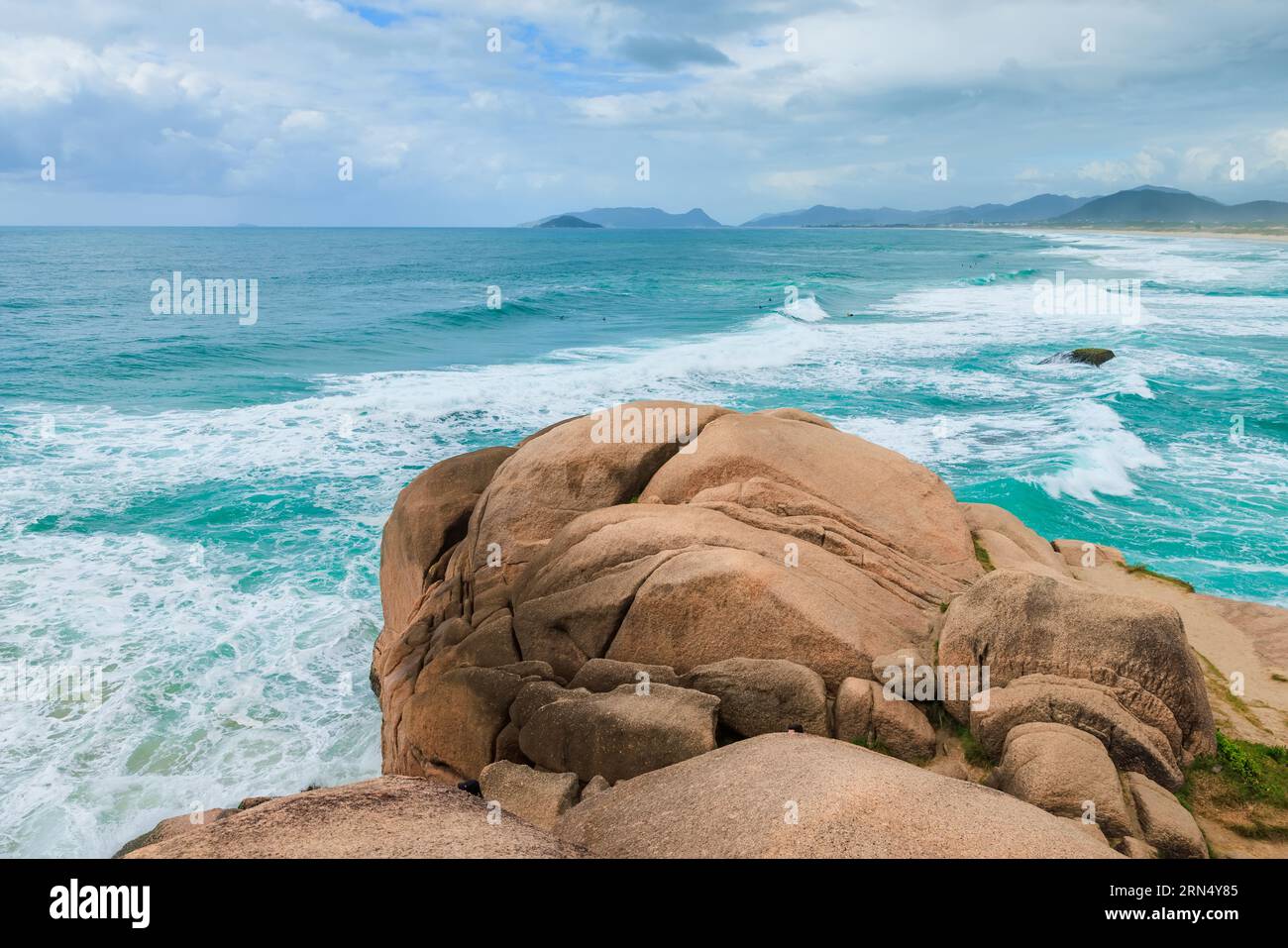 Littoral pittoresque avec océan turquoise et vagues au Brésil. Banque D'Images