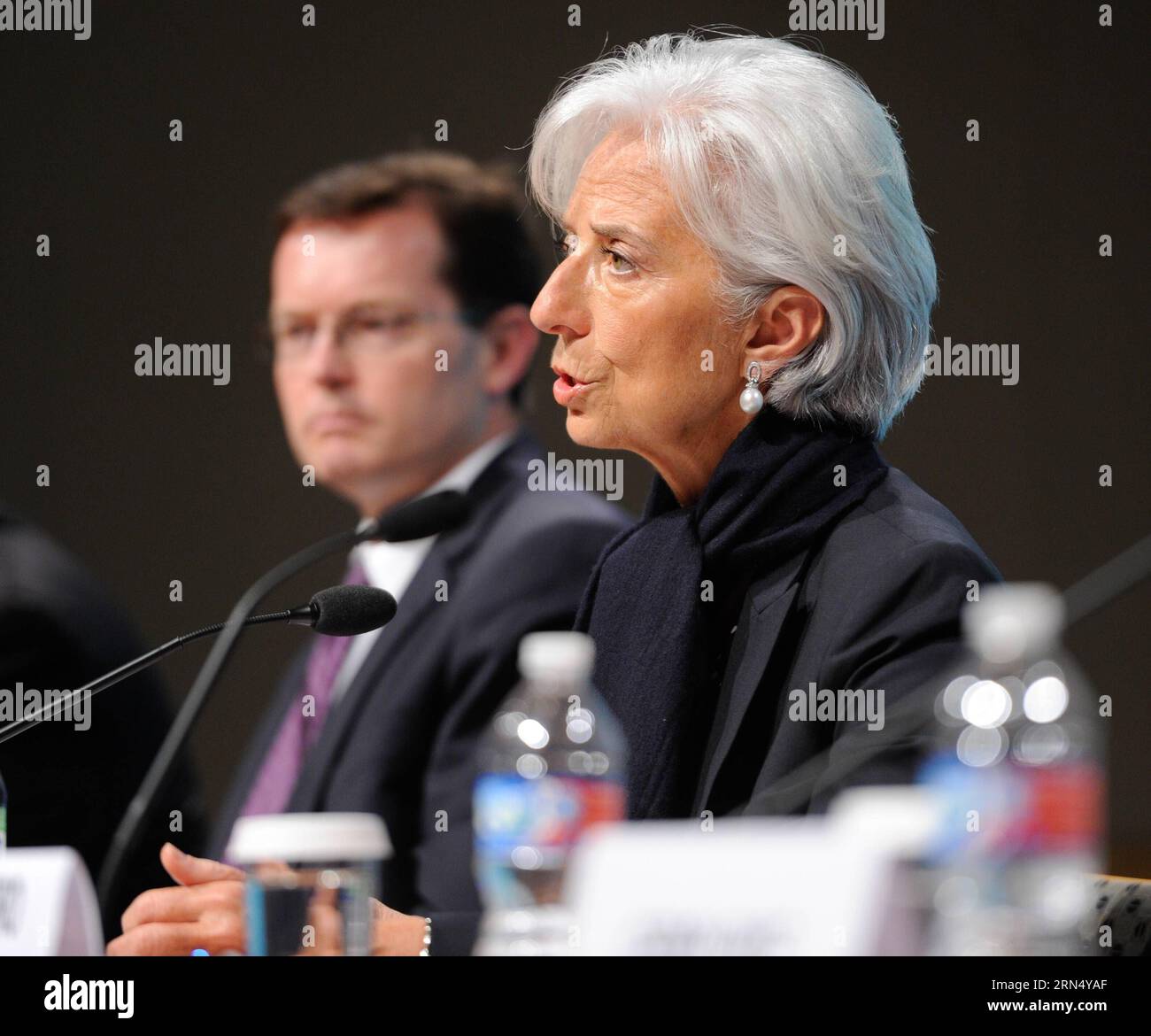 (150604) -- WASHINGTON D.C., le 4 juin 2015 -- Christine Lagarde, directrice générale du Fonds monétaire international (FMI), prend la parole lors d'une conférence de presse à Washington D.C., capitale des États-Unis, le 4 juin 2015. Jeudi, le Fonds monétaire international a réduit les prévisions de croissance économique des États-Unis pour 2015 à 2,5 pour cent par rapport à ses prévisions d'avril de 3,1 pour cent. Le chef du FMI Lagarde a déclaré jeudi que la prévision révisée à la baisse était en grande partie due à la faible performance au premier trimestre. CONFÉRENCE DE PRESSE États-Unis-WASHINGTON D.C.-FMI BaoxDandan PUBLICATIONxNOTxINxCHN Washington D. C juin 4 2015 Internati Banque D'Images (150604) -- WASHINGTON D.C., le 4 juin 2015 -- Christine Lagarde, directrice générale du Fonds monétaire international (FMI), prend la parole lors d'une conférence de presse à Washington D.C., capitale des États-Unis, le 4 juin 2015. Jeudi, le Fonds monétaire international a réduit les prévisions de croissance économique des États-Unis pour 2015 à 2,5 pour cent par rapport à ses prévisions d'avril de 3,1 pour cent. Le chef du FMI Lagarde a déclaré jeudi que la prévision révisée à la baisse était en grande partie due à la faible performance au premier trimestre. CONFÉRENCE DE PRESSE États-Unis-WASHINGTON D.C.-FMI BaoxDandan PUBLICATIONxNOTxINxCHN Washington D. C juin 4 2015 Internati Banque D'Images