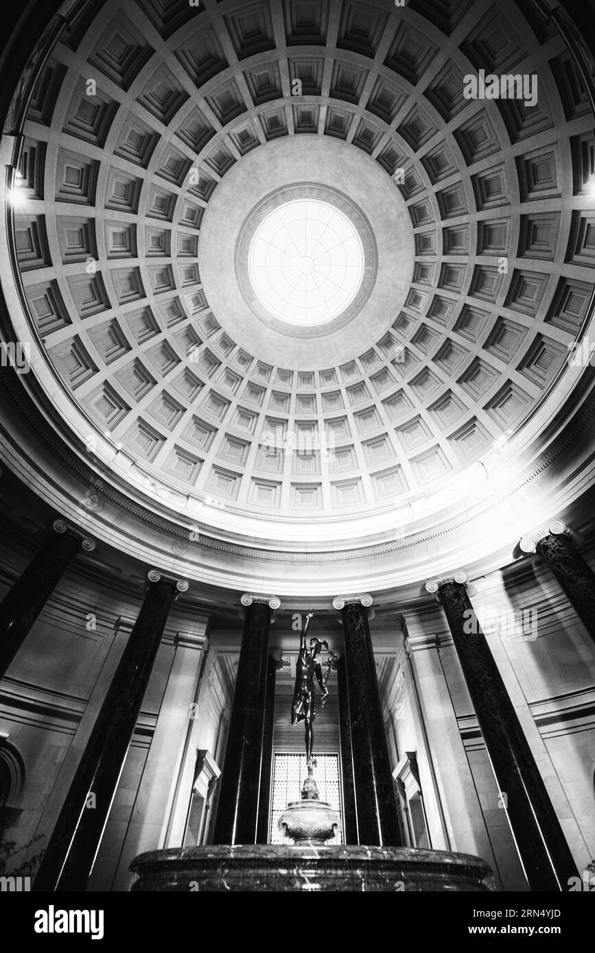 Rotonde et statue, National Gallery of Art, Washington, D.C. photographie en noir et blanc regardant le dôme à caissons et la statue de Mercure. Banque D'Images
