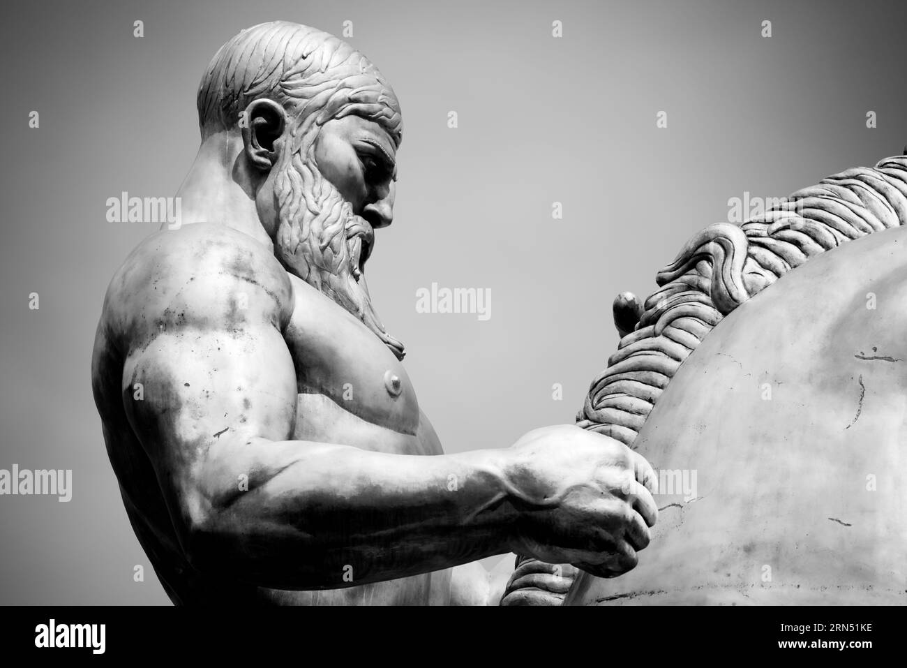 Statue de Valor, Arlington Memorial Bridge, Washington, D.C. photographie en noir et blanc montre la statue d'un homme musclé et d'un cheval vu d'un angle bas contre le ciel. Banque D'Images