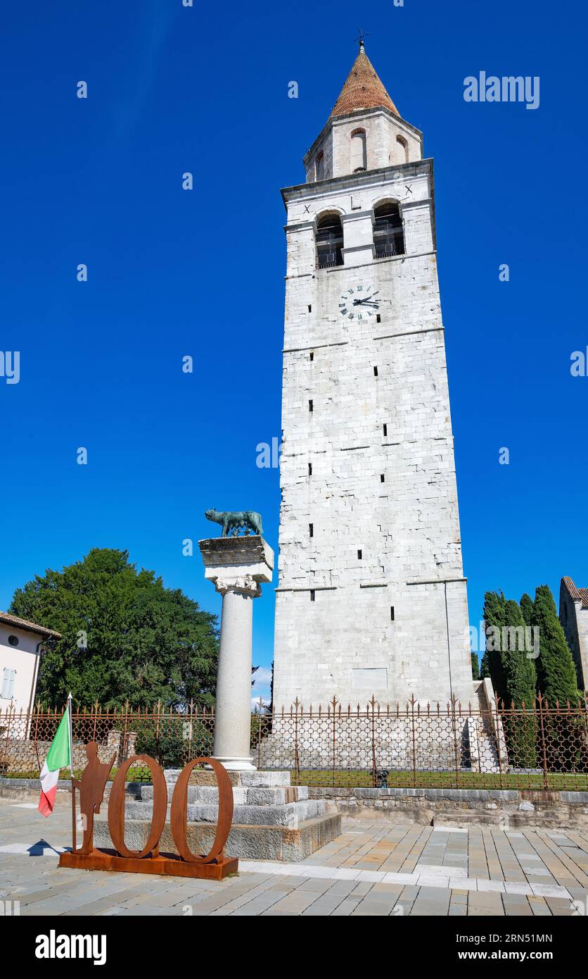 Tour de l'église de la Basilique de Santa Maria Assunta d'Aquileia, Aquileia, Friuli Venezia Giulia, Italie Banque D'Images