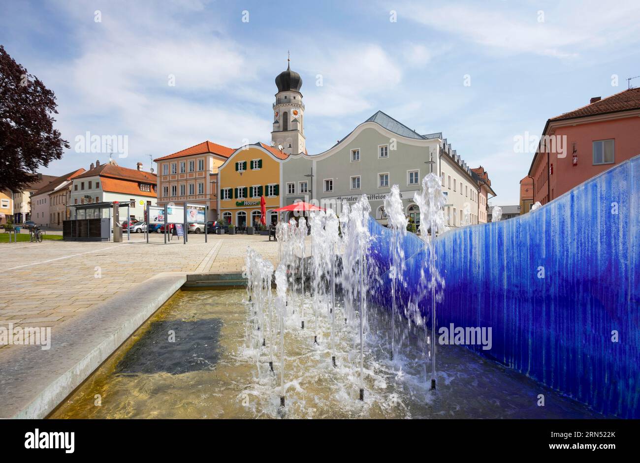 Place de la ville avec fontaine, Bad Griesbach im Rottal, triangle thermal de Basse-Bavière, quartier Rottal Inn, Basse-Bavière, Allemagne Banque D'Images