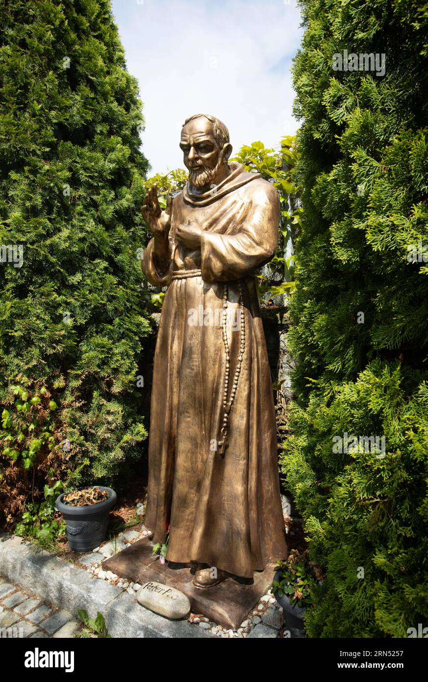 Statue de Padre Pio devant l'église de pèlerinage Maria Himmelfahrt à Sammarei, Klosterwinkel, Ortenburg, Basse-Bavière, Allemagne Banque D'Images