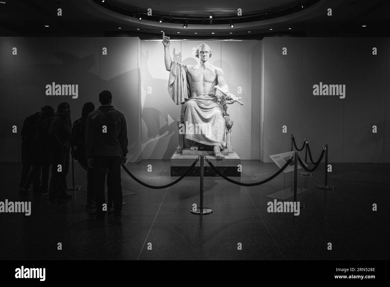 Statue de George Washington, Smithsonian National Museum of American History, Washington DC — Photo noir et blanc | Statue de George Washington, Smithsonian National Museum of American History, Washington DC. Photographie en noir et blanc montrant la statue assise derrière une corde de velours, avec des visiteurs en arrière-plan. Banque D'Images