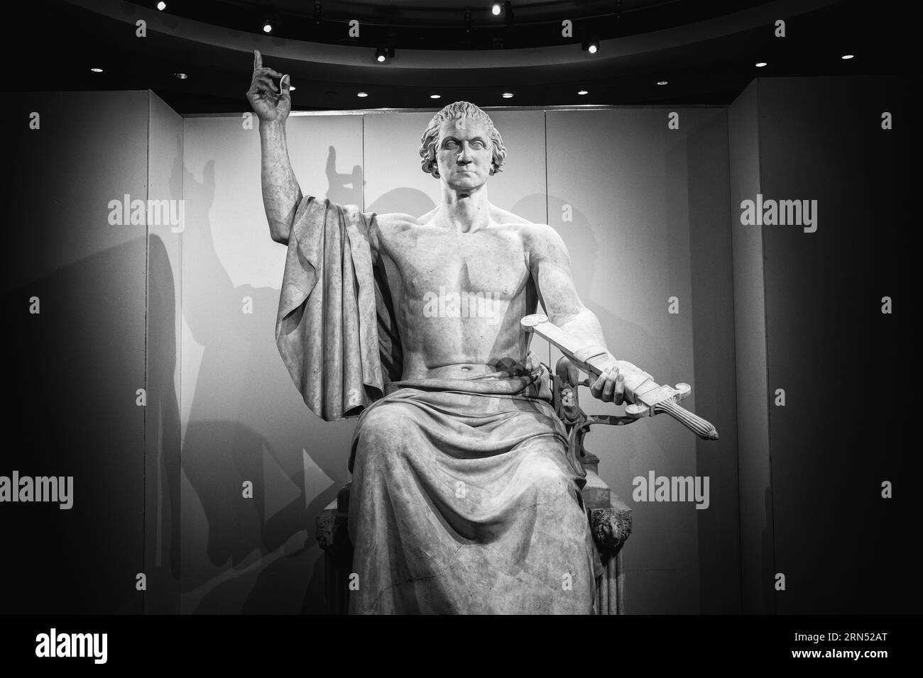 Statue de George Washington, Smithsonian National Museum of American History, Washington DC — Photo noir et blanc | Statue de George Washington, Smithsonian National Museum of American History, Washington, D.C. Photographie noir et blanc de la figure assise, vêtue d'une toge, tenant une épée, avec un bras levé. Banque D'Images