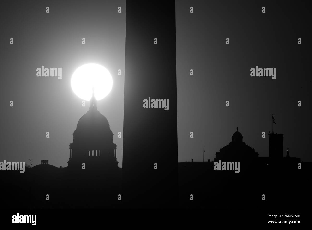 Dôme du Capitole américain et Washington Monument, Lincoln Memorial, Washington DC — Photo noir et blanc | Dôme du Capitole américain et Washington Monument en silhouette, Washington, D.C. Photographie noir et blanc montrant le soleil derrière la coupole du Capitole. Banque D'Images