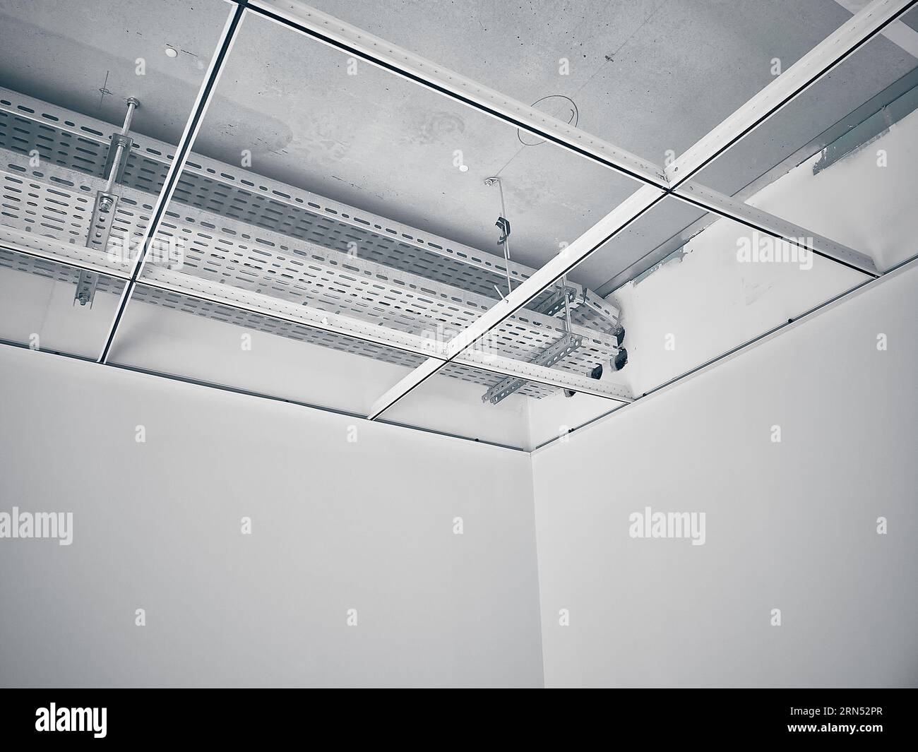 Cadre métallique pour plafond suspendu. Ossature de faux plafonds Banque D'Images
