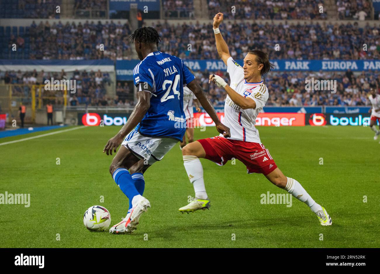 Maxence CAQUERET (Olympique Lyon) (à droite) s'attaque à Abakar SYLLA (Racing Strasbourg) Banque D'Images
