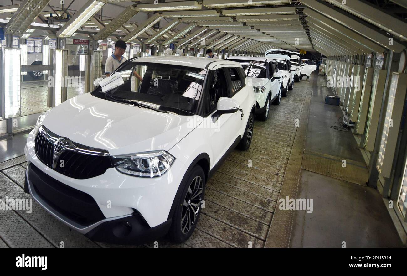 (150610) -- SHENYANG, le 10 juin 2015 -- des travailleurs examinent des voitures à l'atelier d'assemblage général des voitures Zhonghua du Huachen Auto Group à Shenyang, capitale de la province du Liaoning du nord-est de la Chine, le 10 juin 2015. Selon les données publiées par l'Association chinoise des constructeurs automobiles mercredi, la production automobile s'élevait à 1,96 millions d'unités en mai, en baisse de 5,56 pour cent par rapport à avril et le marché automobile chinois s est contracté en mai, les ventes ayant diminué pour le deuxième mois consécutif de 4,55 pour cent par mois pour s établir à 1,9 millions d unités. )(wjq) CHINE-PRODUCTION AUTOMATIQUE et BAISSE DES VENTES (CN) YangxQing PUBLICATIONxNOTxIN Banque D'Images