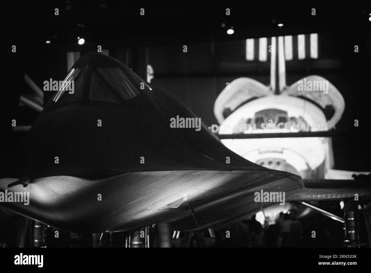 Navette spatiale découverte, Centre Udvar-Hazy, Chantilly. Photographie en noir et blanc montrant une vue rapprochée du nez et de l'aile de la navette sur un fond flou. Banque D'Images
