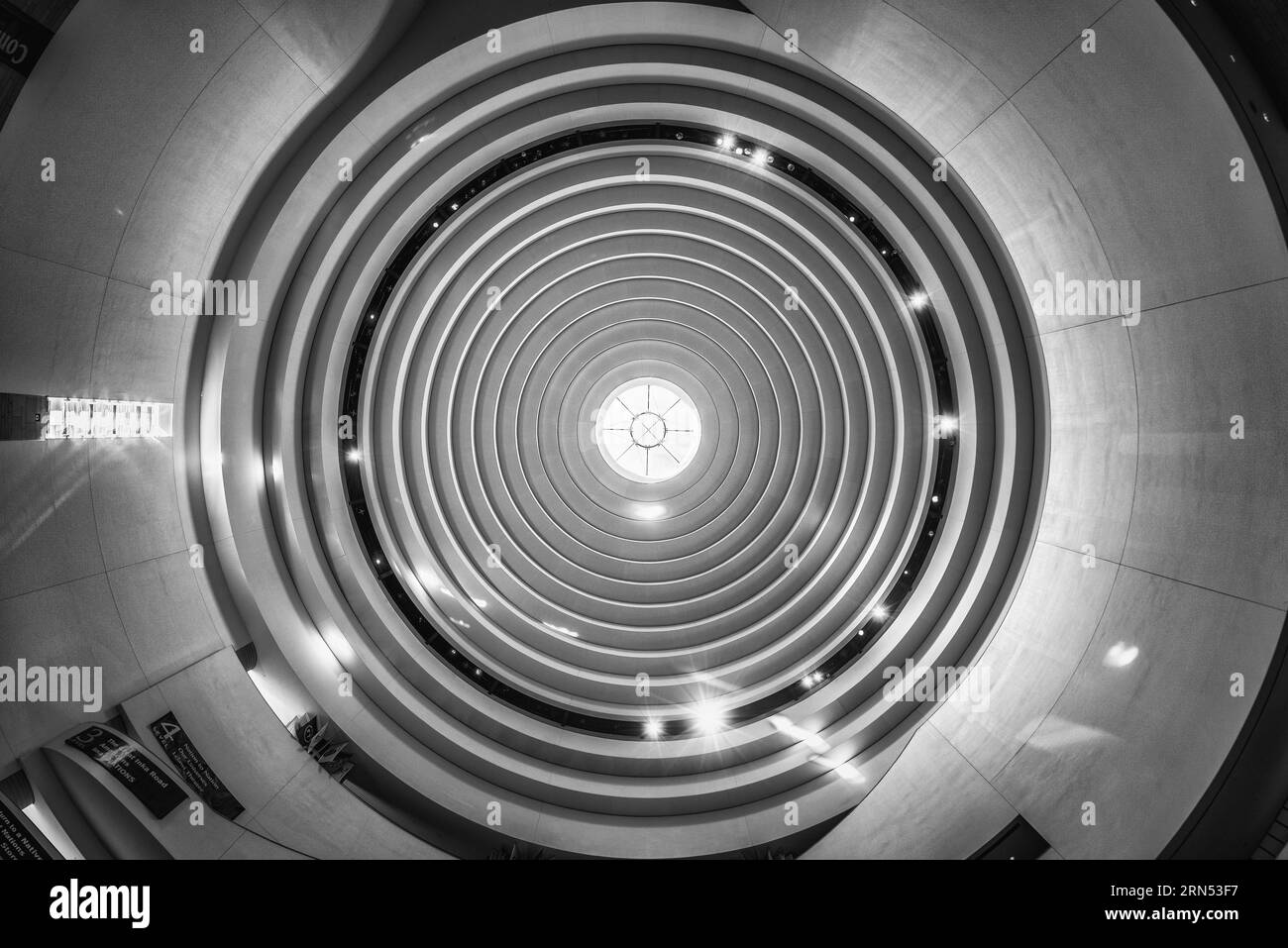 Plafond en forme de dôme, American Indian Museum, Washington, D.C. photographie en noir et blanc regardant les anneaux concentriques du plafond vers un puits de lumière central. Banque D'Images
