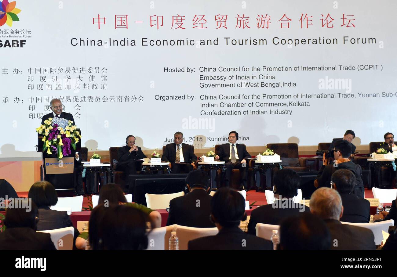(150611) -- KUNMING, 11 juin 2015 -- les participants sont présents au Forum de coopération économique et touristique Chine-Inde qui s'est tenu à Kunming, capitale de la province du Yunnan du sud-ouest de la Chine, le 11 juin 2015. Plus de 300 délégués de Chine et d'Inde ont assisté au forum et ont discuté de nouvelles coopérations dans les domaines du tourisme, de l'investissement, de la construction d'infrastructures, etc.) (zhs) CHINA-KUNMING-INDIA-ECONOMIC-TOURISM-FORUM (CN) ChenxHaining PUBLICATIONxNOTxINxCHN 150611 Kunming juin 11 2015 les participants sont des lacs À LA China India Economic and Tourism Cooperation Forum Hero à Kunming capitale du Sud-Ouest Banque D'Images