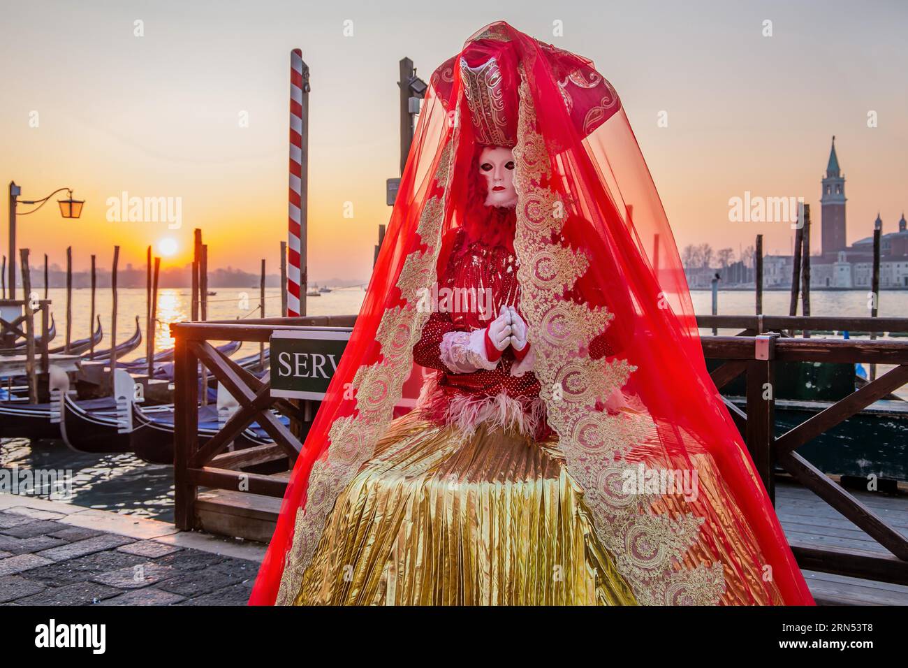 Masque de carnaval sur le front de mer au lever du soleil au moment du Carnaval, Venise, Vénétie, Italie du Nord, Italie. Site du patrimoine mondial de l'UNESCO Banque D'Images