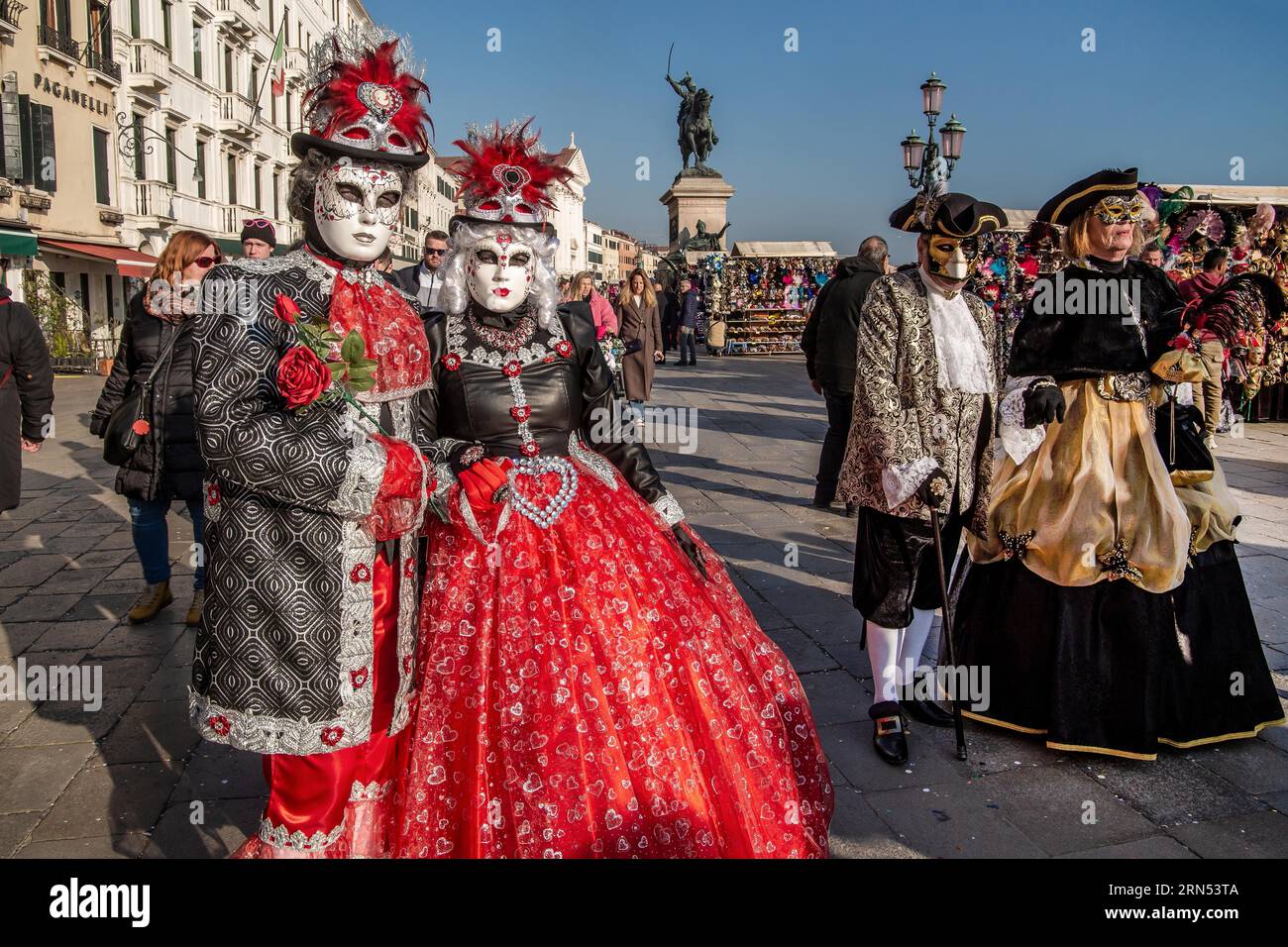 Masques de carnaval sur le front de mer au moment du carnaval, Venise, Vénétie, Italie du Nord, Italie. Site du patrimoine mondial de l'UNESCO Banque D'Images