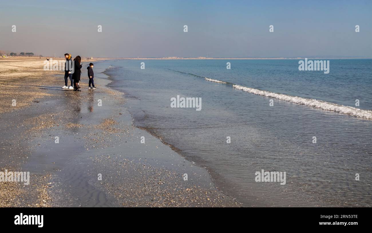 Promeneurs de plage en hiver au Lido di Venezia, Venise, Vénétie, Italie du Nord, Italie, Europe Banque D'Images