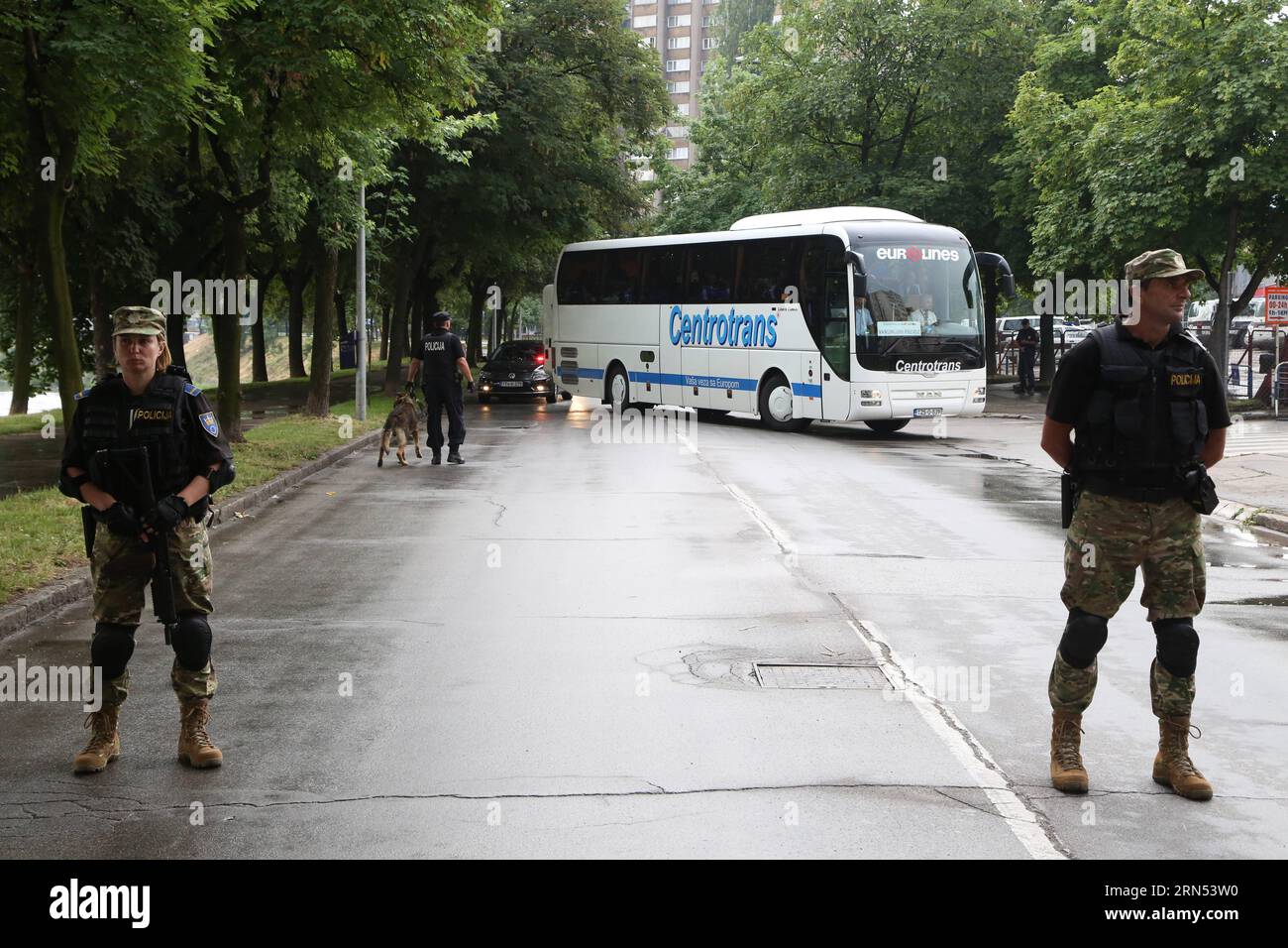Les forces spéciales de Bosnie-Herzégovine gardent en tant que membres de l'équipe nationale de football d'Israël arrivent dans le bus près du stade Bilino Polje à Zenica, Bosnie-Herzégovine (BiH), le 11 juin 2015. Les équipes nationales de football de Bosnie-Herzégovine et d'Israël joueront un match de qualification de l'UEFA EURO 2016 à Zenica le 12 juin 2015. ) (SP)BOSNIE-HERZÉGOVINE-ZENICA-UEFA EURO 2016 HarisxMemija PUBLICATIONxNOTxINxCHN Forces spéciales de la Garde de Bosnie-Herzégovine comme membres de l'équipe nationale de football d'Israël arrivent dans le bus près de la scène Polje à Zenica Bosnie-Herzégovine BIH LE 11 2015 juin Natio Banque D'Images